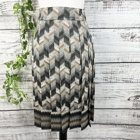 Talbots Skirt size 2 Gray Gold Chevron Pleated Knee A Line Modest Career Preppy - Picture 1 of 12